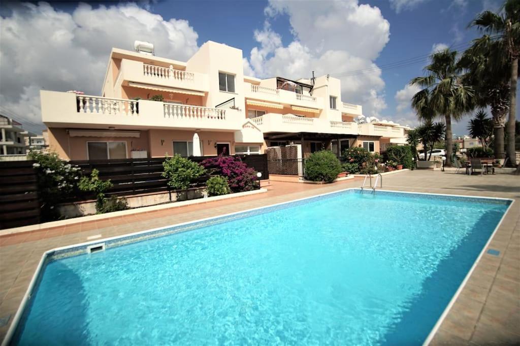 Central Pool-Side 2 Bedroom Apartment In Paphos Exterior photo
